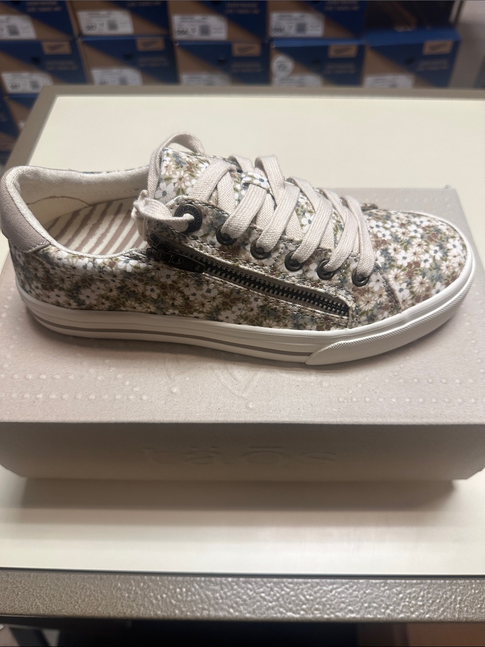 Taps Z Soul Natural Floral Zip-Accent Low Top Sneakers in Beige & White - Picture 9 of 11